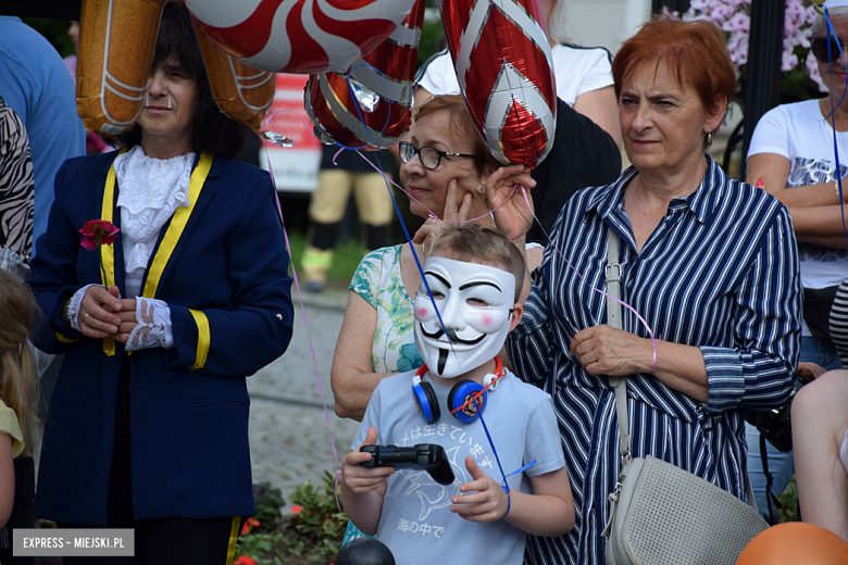 	Bajkowa Parada i Święto Piernika w Bardzie. Gwiazdą wieczoru był Szymon Wydra i Carpe Diem