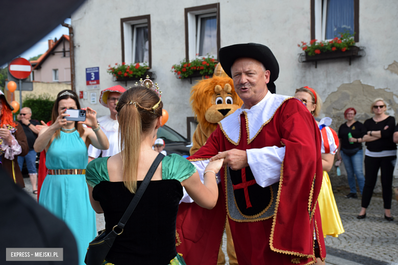 	Bajkowa Parada i Święto Piernika w Bardzie. Gwiazdą wieczoru był Szymon Wydra i Carpe Diem