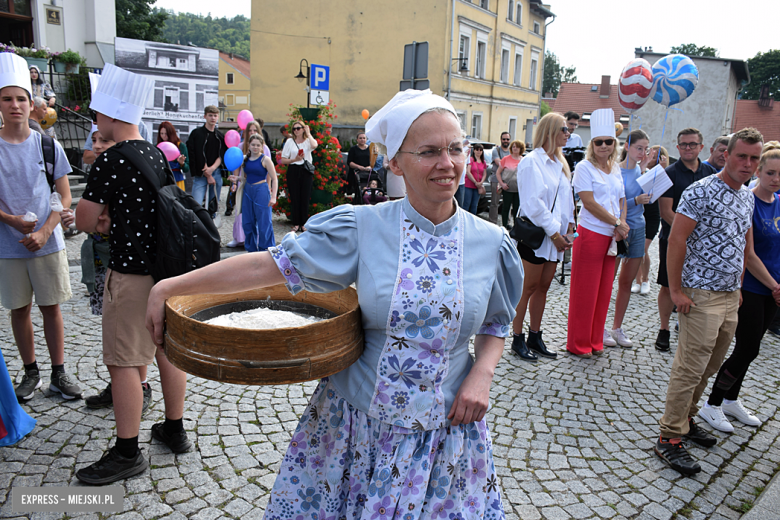 	Bajkowa Parada i Święto Piernika w Bardzie. Gwiazdą wieczoru był Szymon Wydra i Carpe Diem