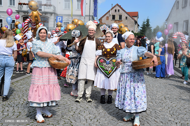 	Bajkowa Parada i Święto Piernika w Bardzie. Gwiazdą wieczoru był Szymon Wydra i Carpe Diem