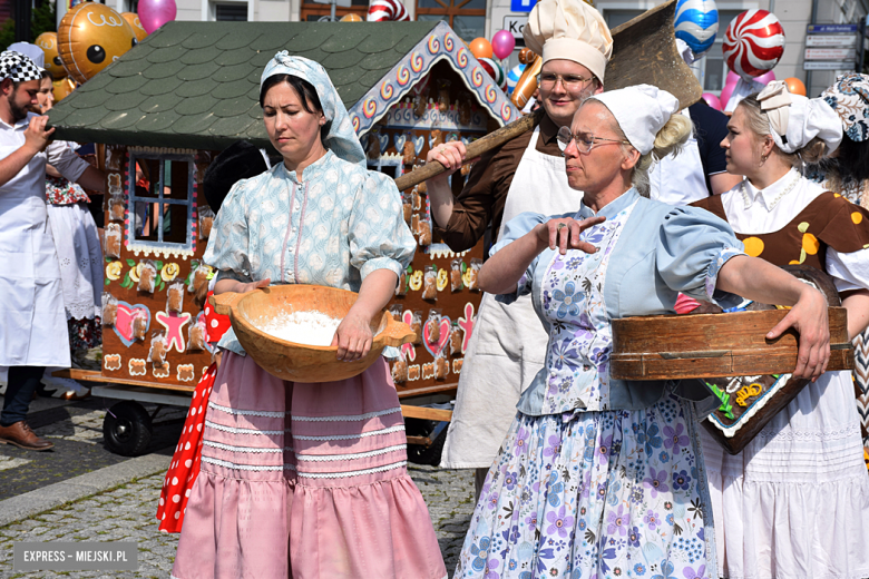 	Bajkowa Parada i Święto Piernika w Bardzie. Gwiazdą wieczoru był Szymon Wydra i Carpe Diem