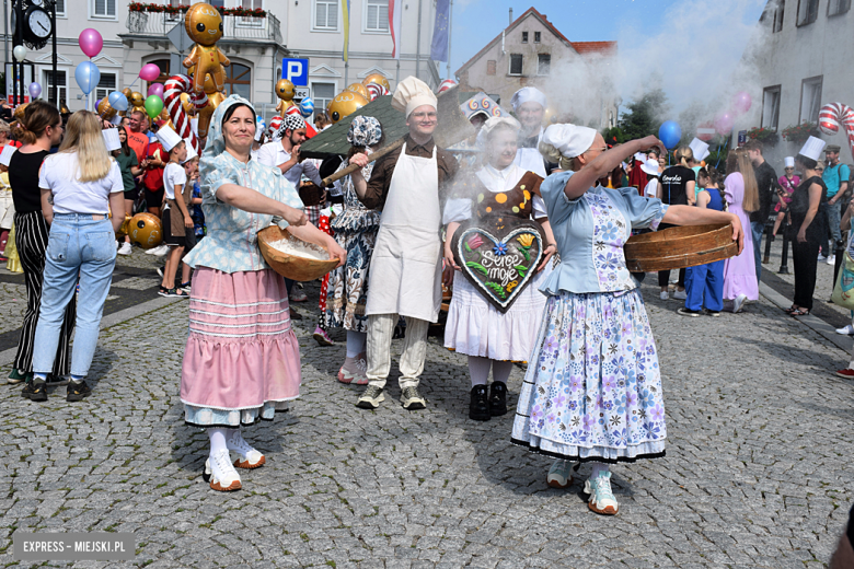 	Bajkowa Parada i Święto Piernika w Bardzie. Gwiazdą wieczoru był Szymon Wydra i Carpe Diem