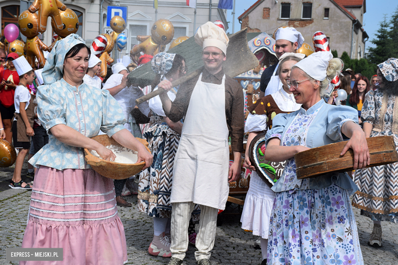 	Bajkowa Parada i Święto Piernika w Bardzie. Gwiazdą wieczoru był Szymon Wydra i Carpe Diem