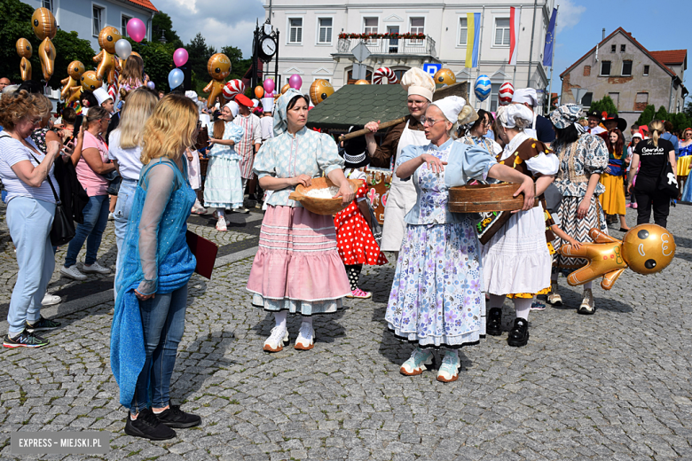 	Bajkowa Parada i Święto Piernika w Bardzie. Gwiazdą wieczoru był Szymon Wydra i Carpe Diem