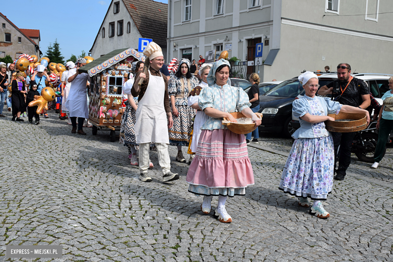 	Bajkowa Parada i Święto Piernika w Bardzie. Gwiazdą wieczoru był Szymon Wydra i Carpe Diem