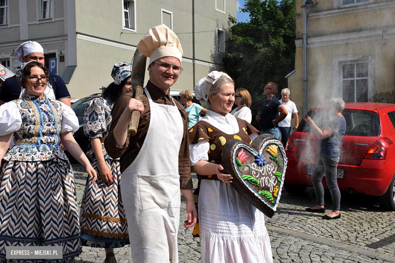 	Bajkowa Parada i Święto Piernika w Bardzie. Gwiazdą wieczoru był Szymon Wydra i Carpe Diem