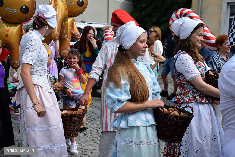 	Bajkowa Parada i Święto Piernika w Bardzie. Gwiazdą wieczoru był Szymon Wydra i Carpe Diem