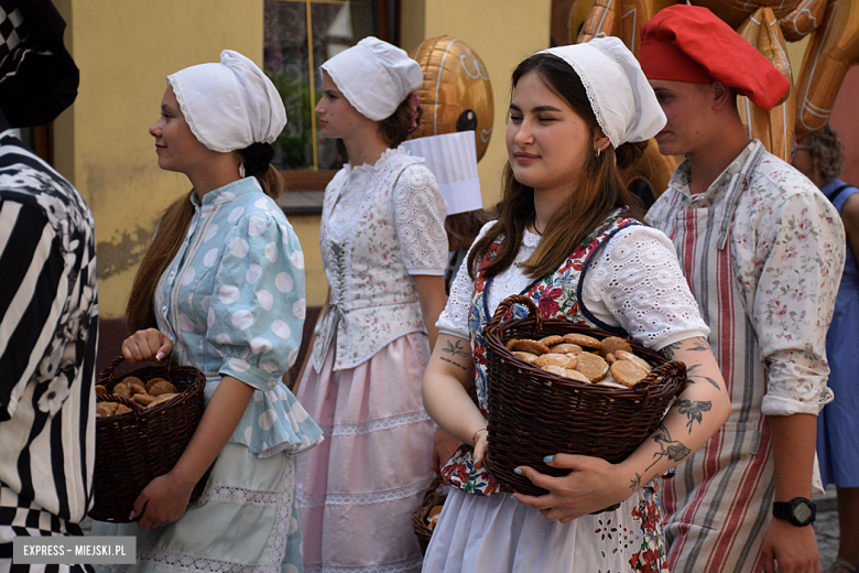 	Bajkowa Parada i Święto Piernika w Bardzie. Gwiazdą wieczoru był Szymon Wydra i Carpe Diem