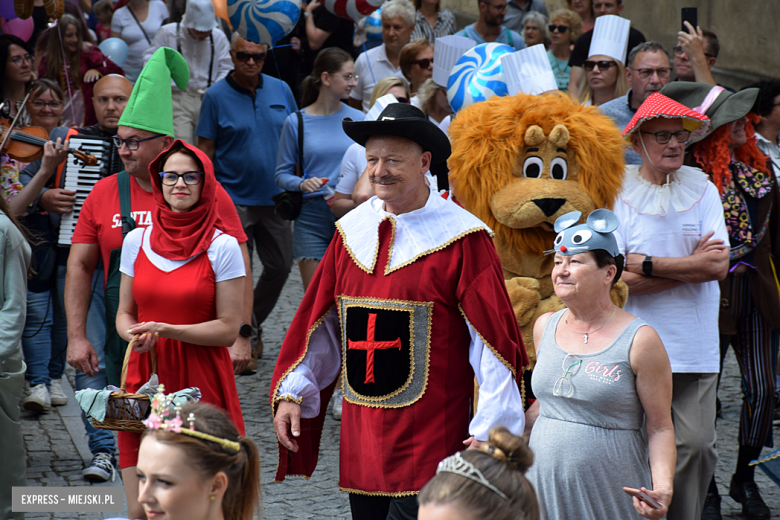 	Bajkowa Parada i Święto Piernika w Bardzie. Gwiazdą wieczoru był Szymon Wydra i Carpe Diem