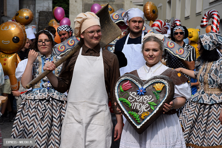 	Bajkowa Parada i Święto Piernika w Bardzie. Gwiazdą wieczoru był Szymon Wydra i Carpe Diem