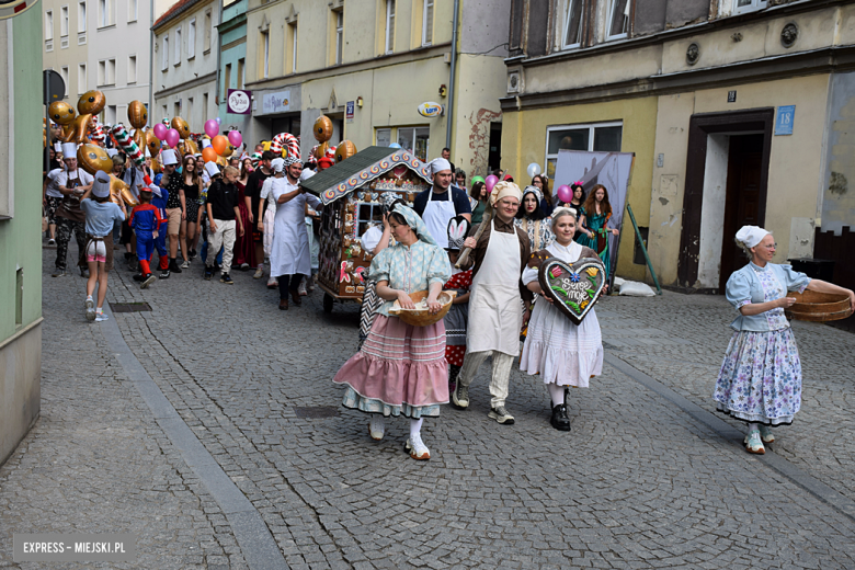 	Bajkowa Parada i Święto Piernika w Bardzie. Gwiazdą wieczoru był Szymon Wydra i Carpe Diem