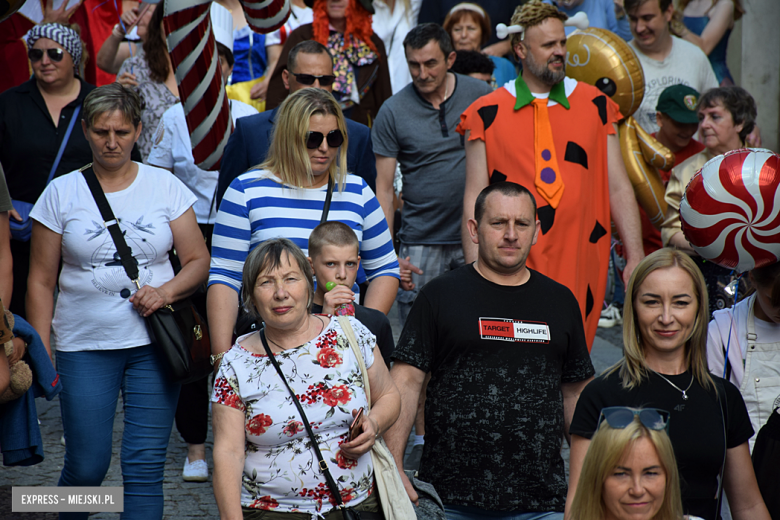 	Bajkowa Parada i Święto Piernika w Bardzie. Gwiazdą wieczoru był Szymon Wydra i Carpe Diem