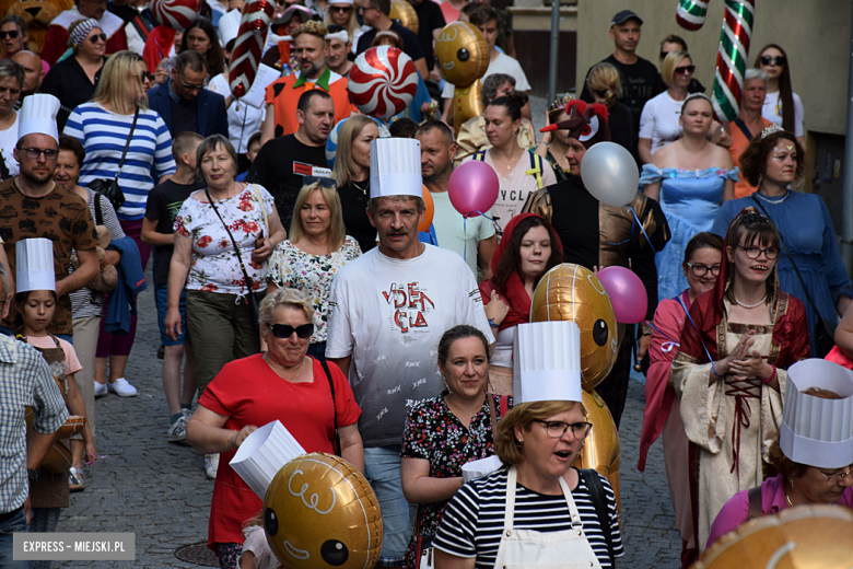 	Bajkowa Parada i Święto Piernika w Bardzie. Gwiazdą wieczoru był Szymon Wydra i Carpe Diem