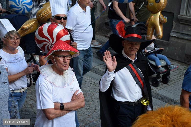 	Bajkowa Parada i Święto Piernika w Bardzie. Gwiazdą wieczoru był Szymon Wydra i Carpe Diem