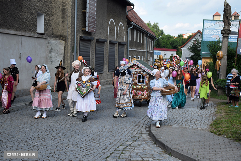 	Bajkowa Parada i Święto Piernika w Bardzie. Gwiazdą wieczoru był Szymon Wydra i Carpe Diem