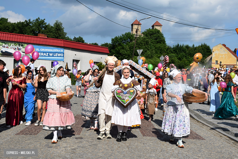 	Bajkowa Parada i Święto Piernika w Bardzie. Gwiazdą wieczoru był Szymon Wydra i Carpe Diem