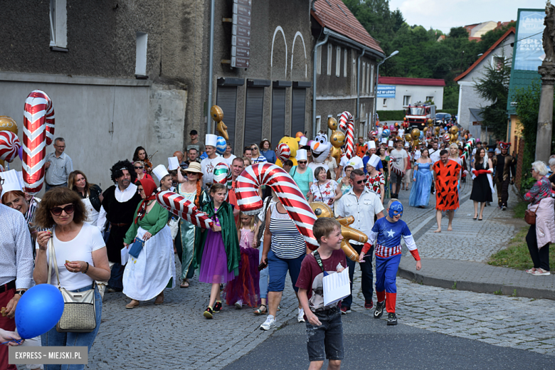 	Bajkowa Parada i Święto Piernika w Bardzie. Gwiazdą wieczoru był Szymon Wydra i Carpe Diem