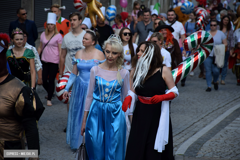 	Bajkowa Parada i Święto Piernika w Bardzie. Gwiazdą wieczoru był Szymon Wydra i Carpe Diem