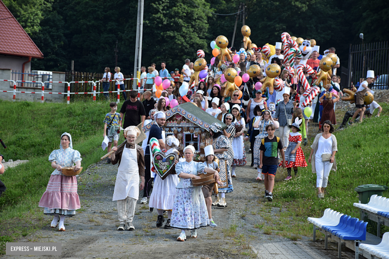 	Bajkowa Parada i Święto Piernika w Bardzie. Gwiazdą wieczoru był Szymon Wydra i Carpe Diem