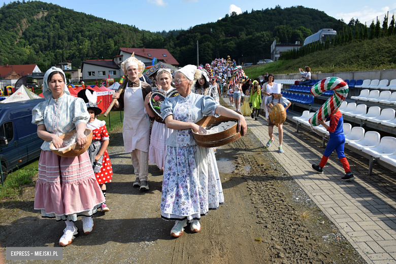 	Bajkowa Parada i Święto Piernika w Bardzie. Gwiazdą wieczoru był Szymon Wydra i Carpe Diem