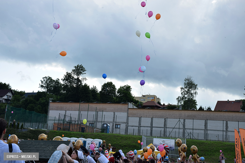 	Bajkowa Parada i Święto Piernika w Bardzie. Gwiazdą wieczoru był Szymon Wydra i Carpe Diem