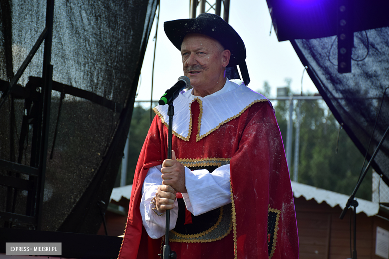 	Bajkowa Parada i Święto Piernika w Bardzie. Gwiazdą wieczoru był Szymon Wydra i Carpe Diem