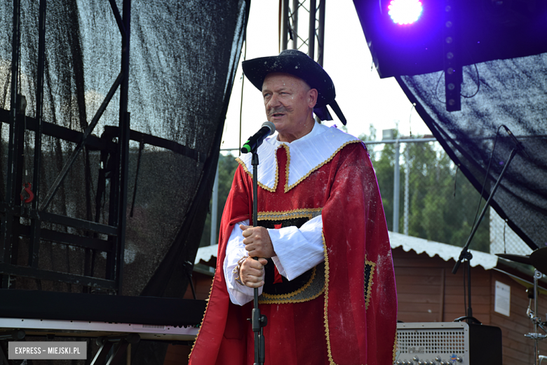 	Bajkowa Parada i Święto Piernika w Bardzie. Gwiazdą wieczoru był Szymon Wydra i Carpe Diem