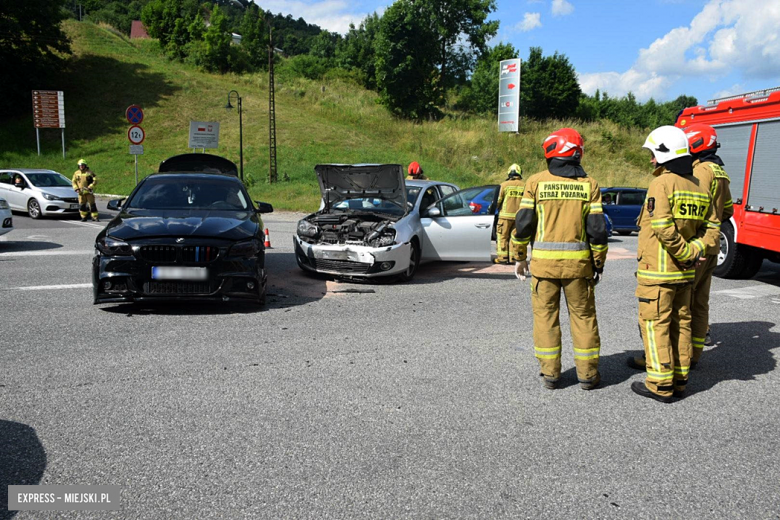 Zderzenie bmw i volkswagena na krajowej ósemce w Bardzie