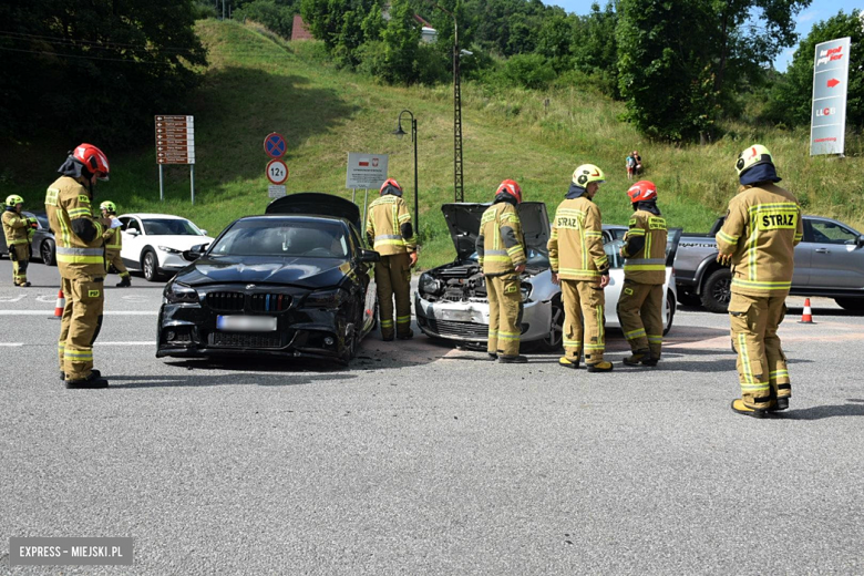 Zderzenie bmw i volkswagena na krajowej ósemce w Bardzie