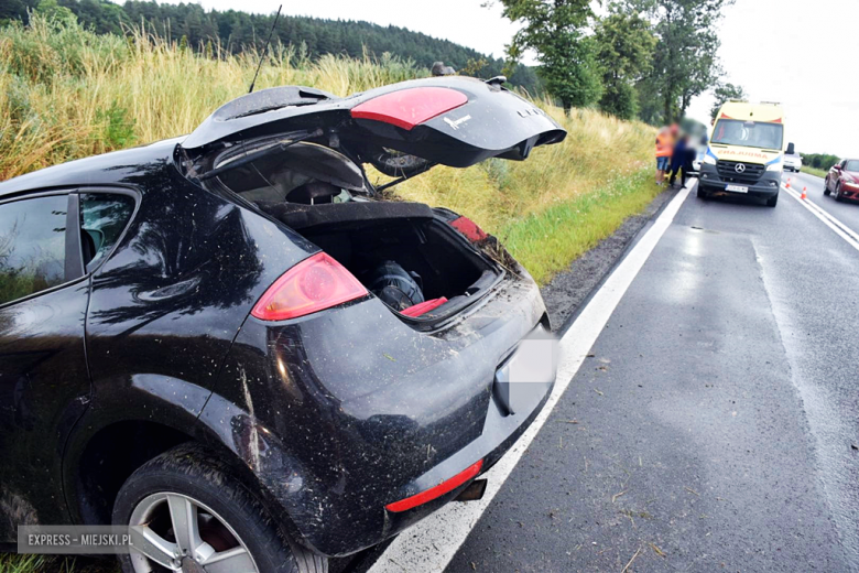 Osobówka wypadła z drogi na krajowej ósemce w Szklarach