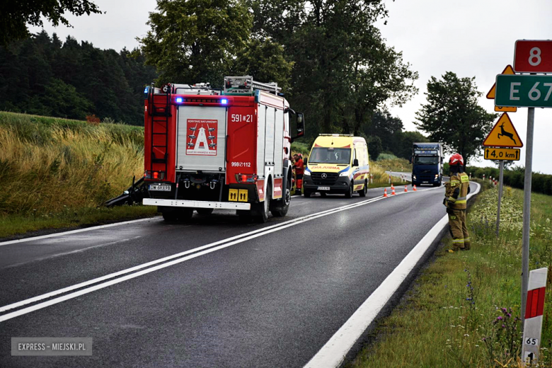 Osobówka wypadła z drogi na krajowej ósemce w Szklarach