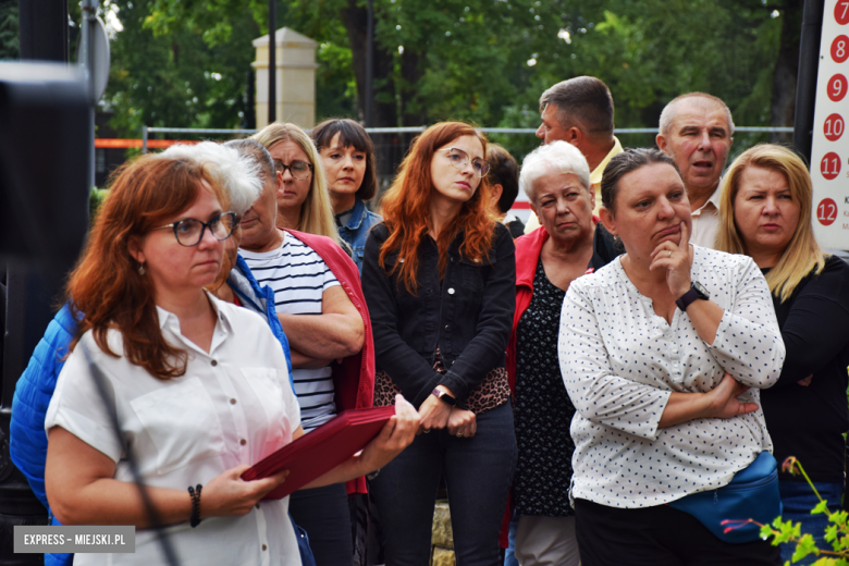 Briefing prasowy w Złotym Stoku poświęcony problemowi dojazdu do szkół ponadpodstawowych