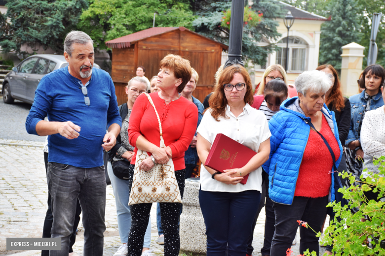 Briefing prasowy w Złotym Stoku poświęcony problemowi dojazdu do szkół ponadpodstawowych