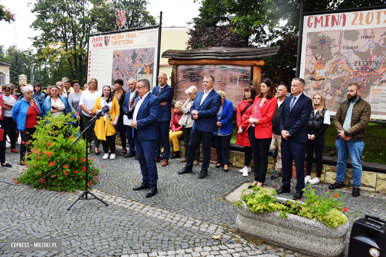 Briefing prasowy w Złotym Stoku poświęcony problemowi dojazdu do szkół ponadpodstawowych