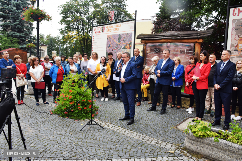 Briefing prasowy w Złotym Stoku poświęcony problemowi dojazdu do szkół ponadpodstawowych