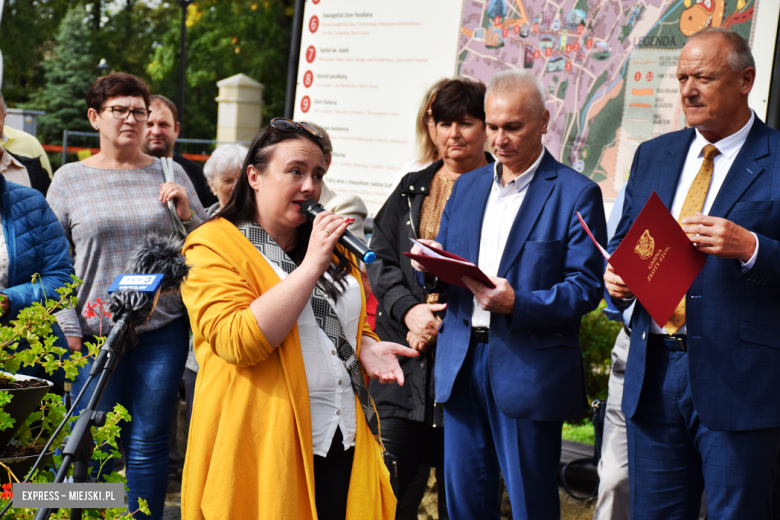 Briefing prasowy w Złotym Stoku poświęcony problemowi dojazdu do szkół ponadpodstawowych