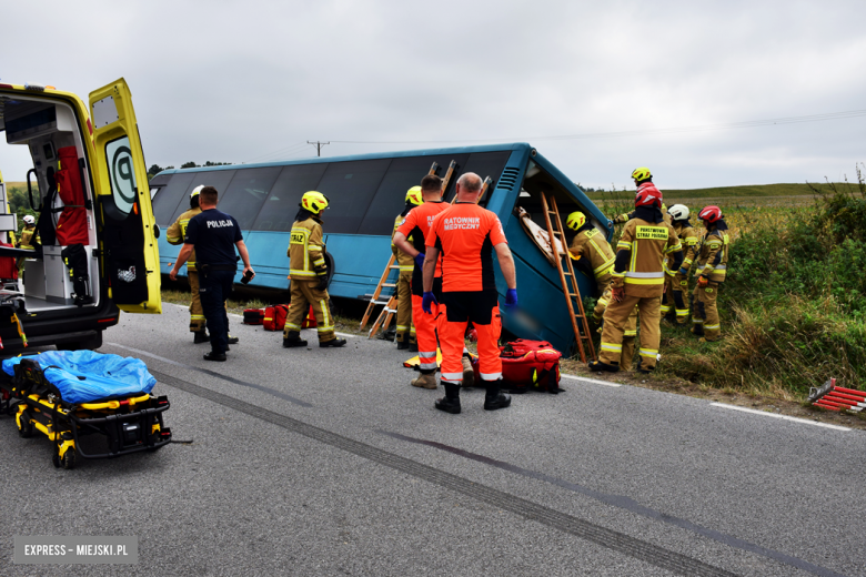 Autobus z ponad 20 pasażerami w rowie. Kierowca uniknął czołowego zderzenia