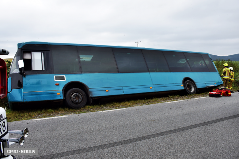 Autobus z ponad 20 pasażerami w rowie. Kierowca uniknął czołowego zderzenia