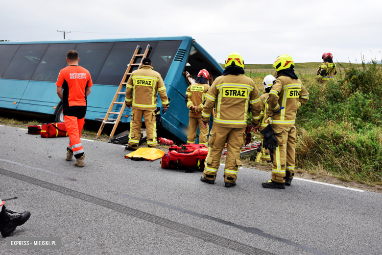 Autobus z ponad 20 pasażerami w rowie. Kierowca uniknął czołowego zderzenia