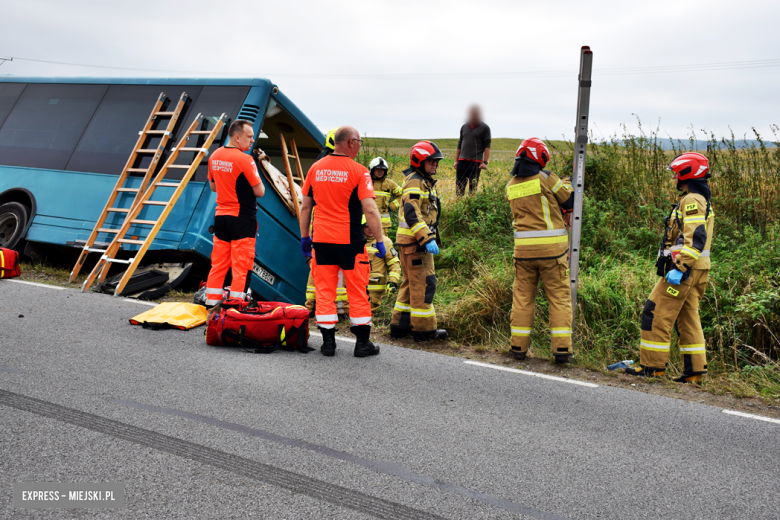 Autobus z ponad 20 pasażerami w rowie. Kierowca uniknął czołowego zderzenia