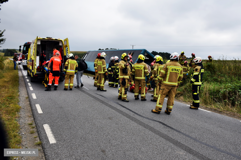 Autobus z ponad 20 pasażerami w rowie. Kierowca uniknął czołowego zderzenia