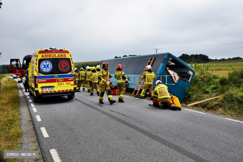 Autobus z ponad 20 pasażerami w rowie. Kierowca uniknął czołowego zderzenia