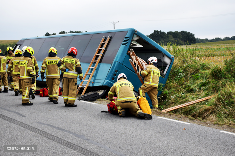 Autobus z ponad 20 pasażerami w rowie. Kierowca uniknął czołowego zderzenia