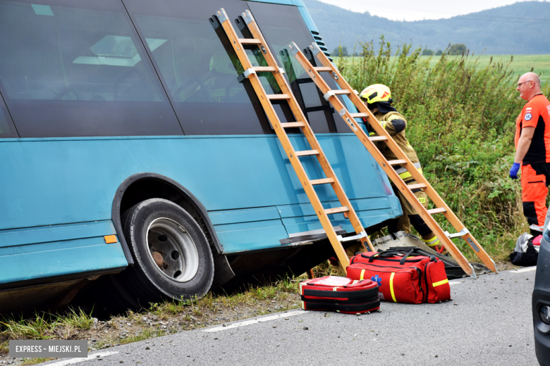 Autobus z ponad 20 pasażerami w rowie. Kierowca uniknął czołowego zderzenia