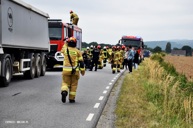 Autobus z ponad 20 pasażerami w rowie. Kierowca uniknął czołowego zderzenia