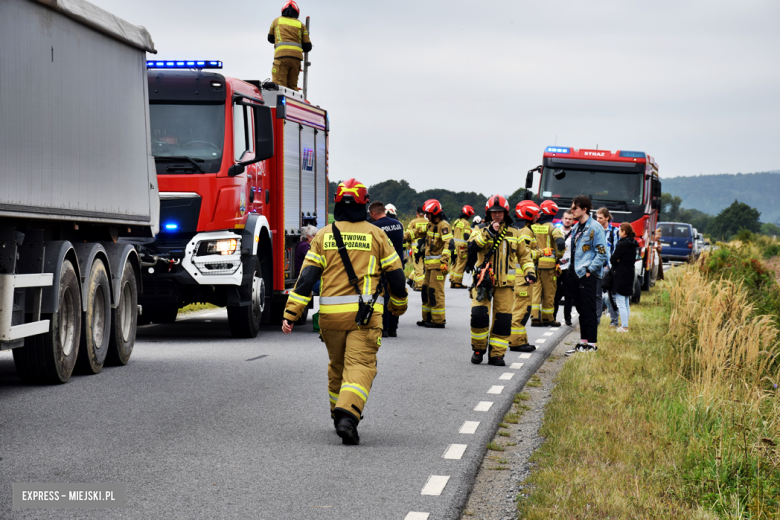 Autobus z ponad 20 pasażerami w rowie. Kierowca uniknął czołowego zderzenia