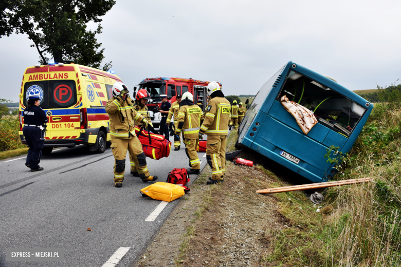 Autobus z ponad 20 pasażerami w rowie. Kierowca uniknął czołowego zderzenia