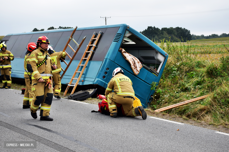 Autobus z ponad 20 pasażerami w rowie. Kierowca uniknął czołowego zderzenia