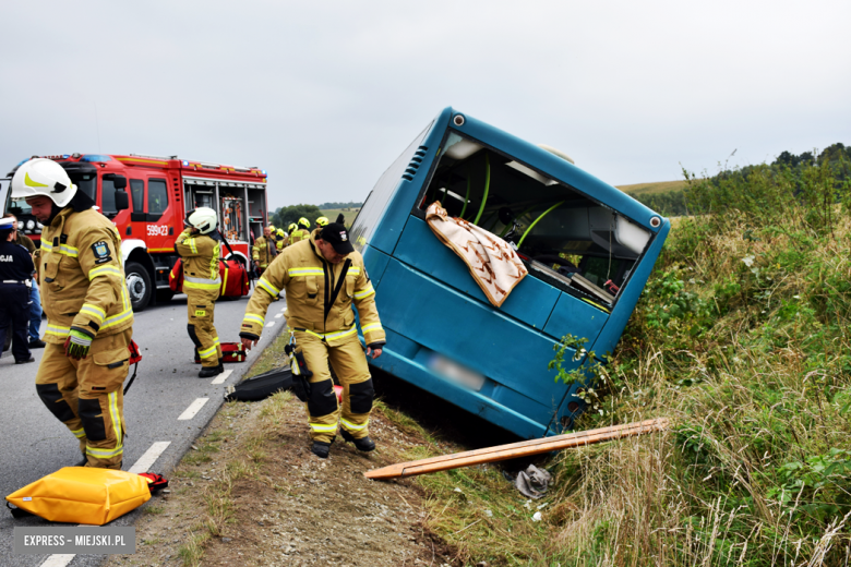 Autobus z ponad 20 pasażerami w rowie. Kierowca uniknął czołowego zderzenia