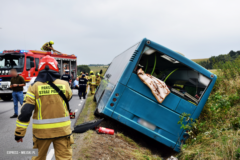 Autobus z ponad 20 pasażerami w rowie. Kierowca uniknął czołowego zderzenia